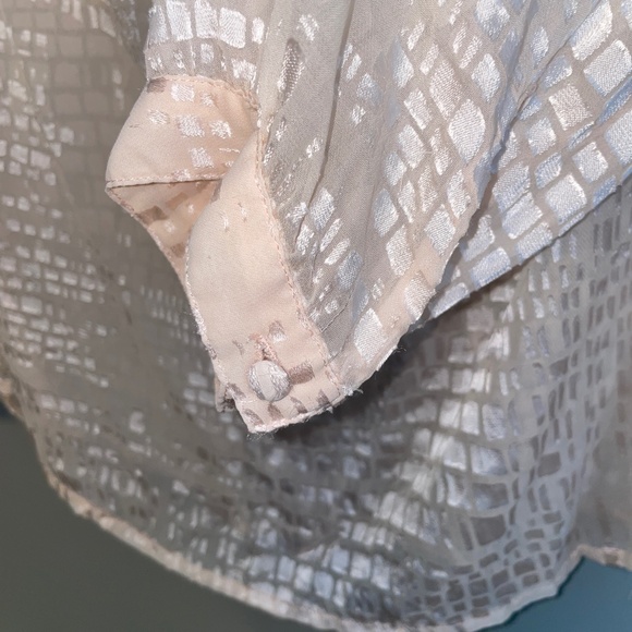 EUC Chico's Textured Croc Scale Embossed V Neck Pale Pink Blouse Size 0 Small - Picture 4 of 8